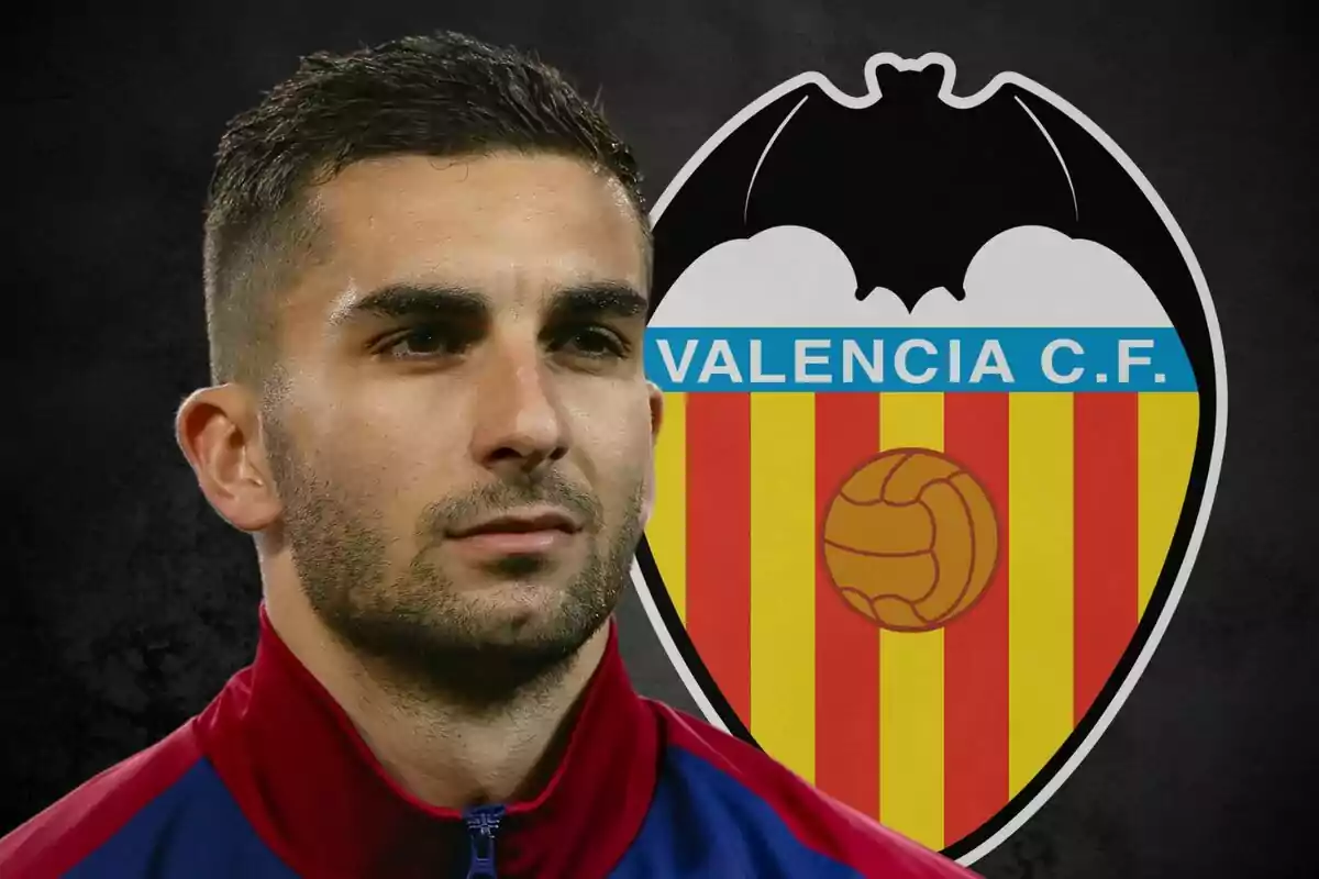 Soccer player wearing a tracksuit in front of the Valencia Club de Fútbol crest