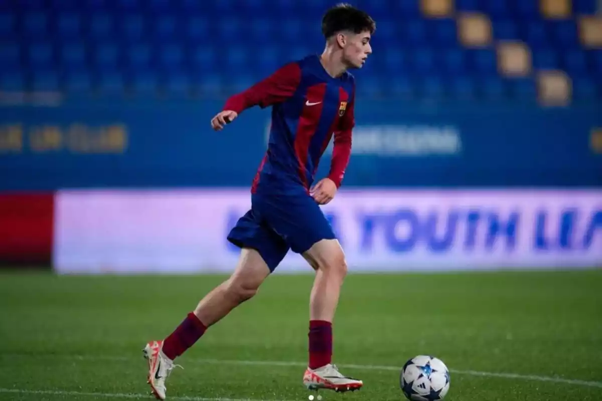 Óscar Gistau con el Juvenil A en un partido de la UEFA Youth League