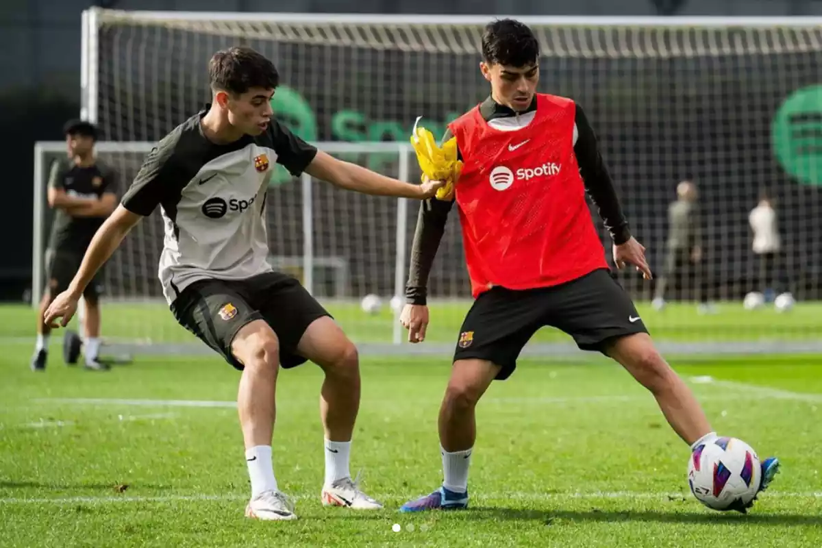 Los jugadores del Barça Óscar Gistau y Pedri dispudando un balón en el entrenamiento