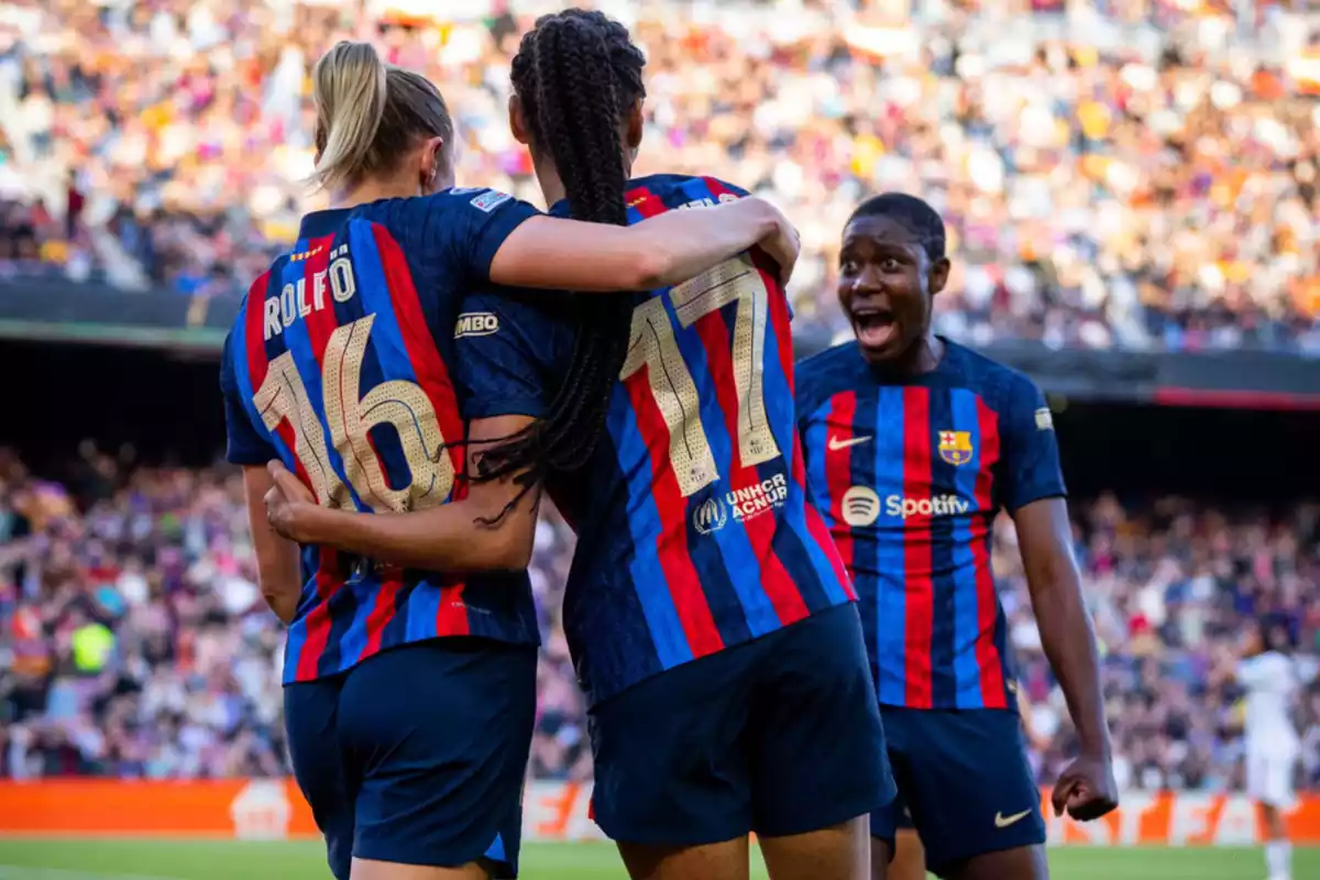 Las jugadoras del Barça Salma Paralluelo, Fridolina Rölfo y Asisat Oshoala, celebrando un gol