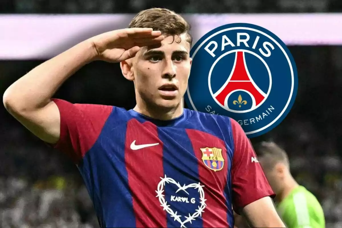 Un jugador de fútbol con la camiseta del FC Barcelona hace un saludo militar, con el logo del Paris Saint-Germain en el fondo.