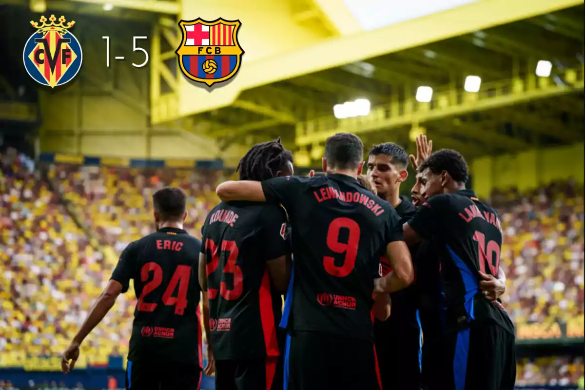 Jugadores del FC Barcelona celebrando un gol en un partido contra el Villarreal CF, con el marcador mostrando 1-5 a favor del Barcelona.