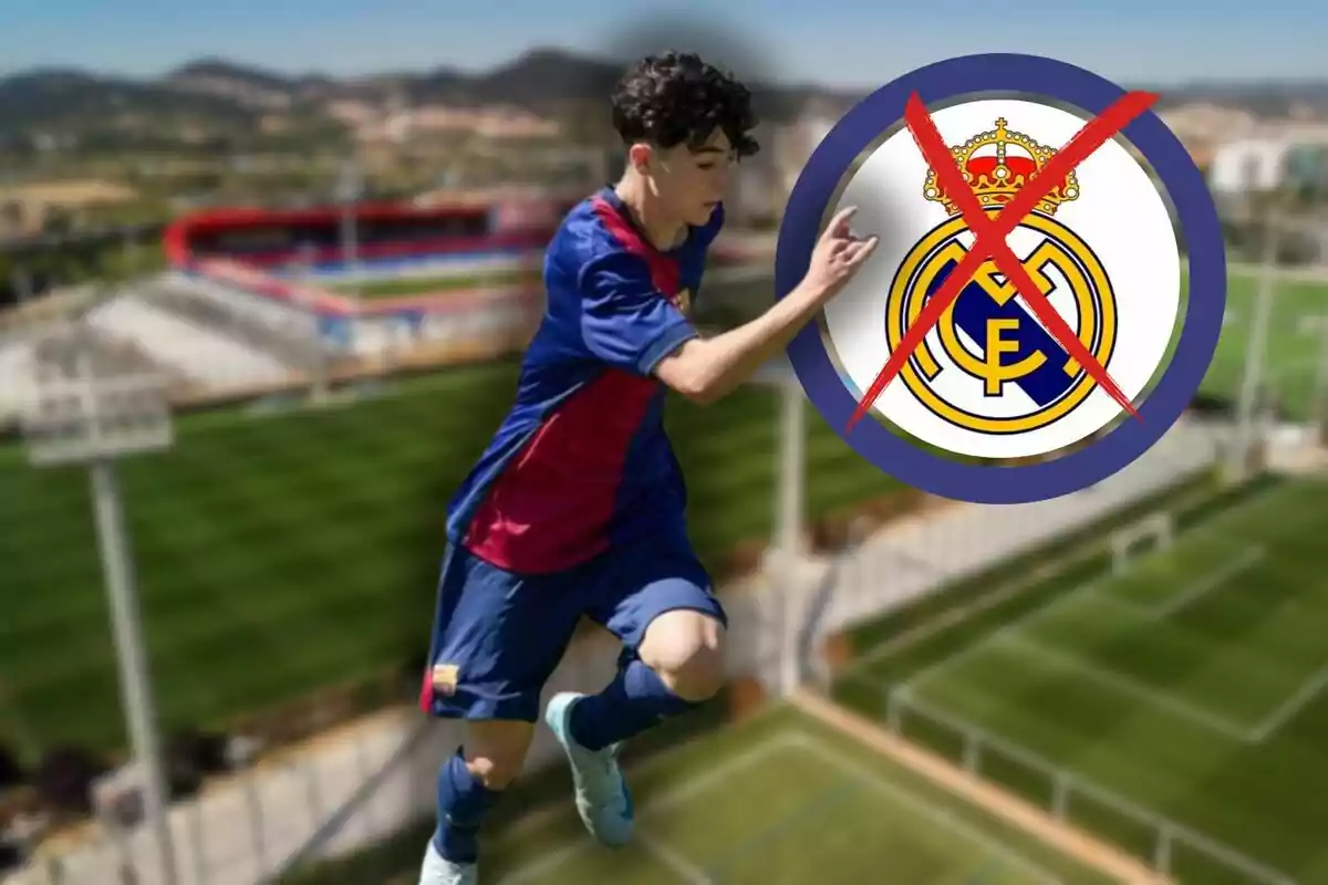 Un joven futbolista con uniforme azul y rojo en un campo de fútbol, con el logo del Real Madrid tachado en rojo.