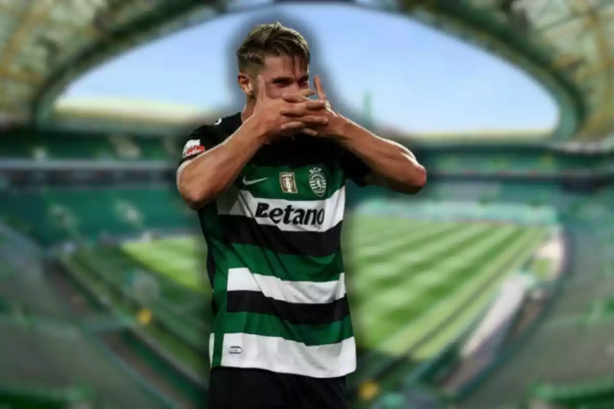 Un jugador de fútbol celebrando en un estadio con la camiseta del Sporting de Lisboa.