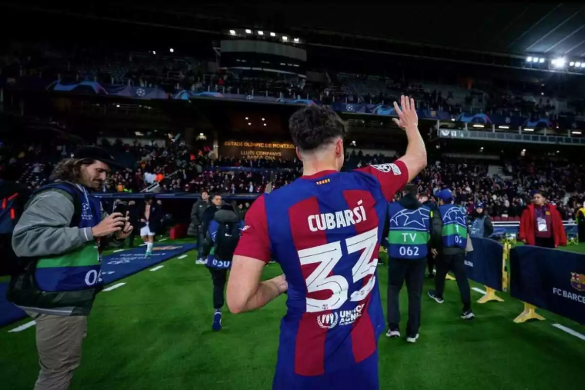 Pau Cubarsí, con la camiseta azulgrana y el dorsal 33 del FC Barcelona, agradeciendo el apoyo de la afición del club tras sus grandes actuaciones
