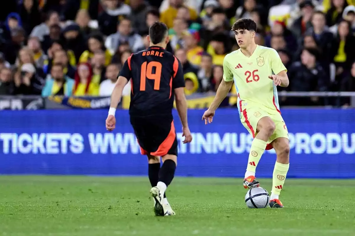 Pau Cubarsí en su debut con la Selección Española frente a Colombia en un amistoso internacional