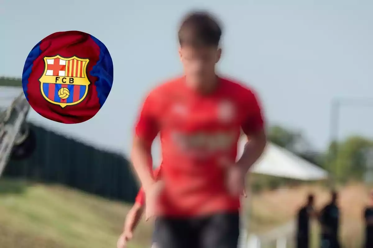 Un jugador de fútbol desenfocado con una camiseta roja está corriendo en un campo de entrenamiento, mientras que el escudo del FC Barcelona aparece en la esquina superior izquierda de la imagen.