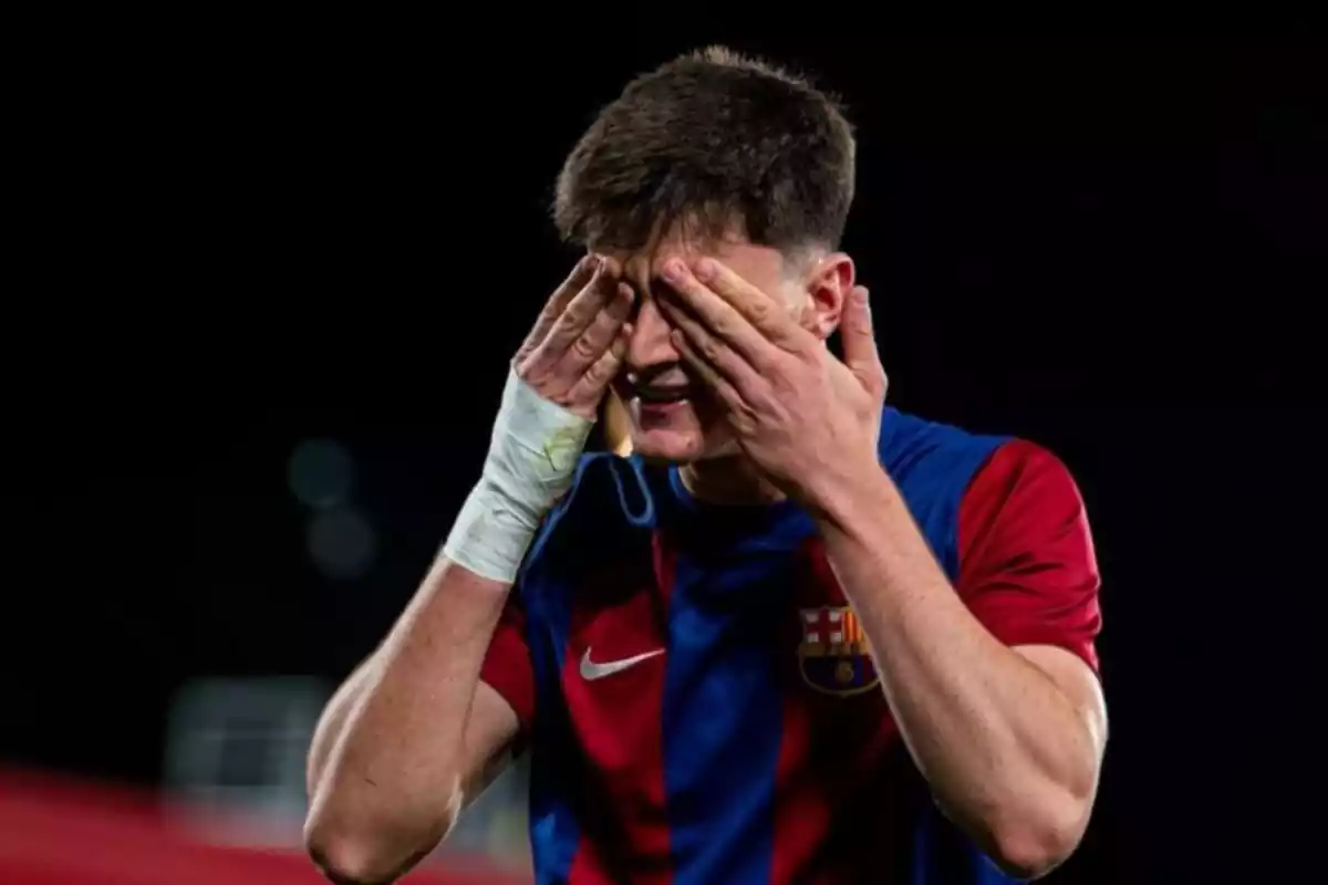 Pau Víctor celebrando un gol tapándose los ojos