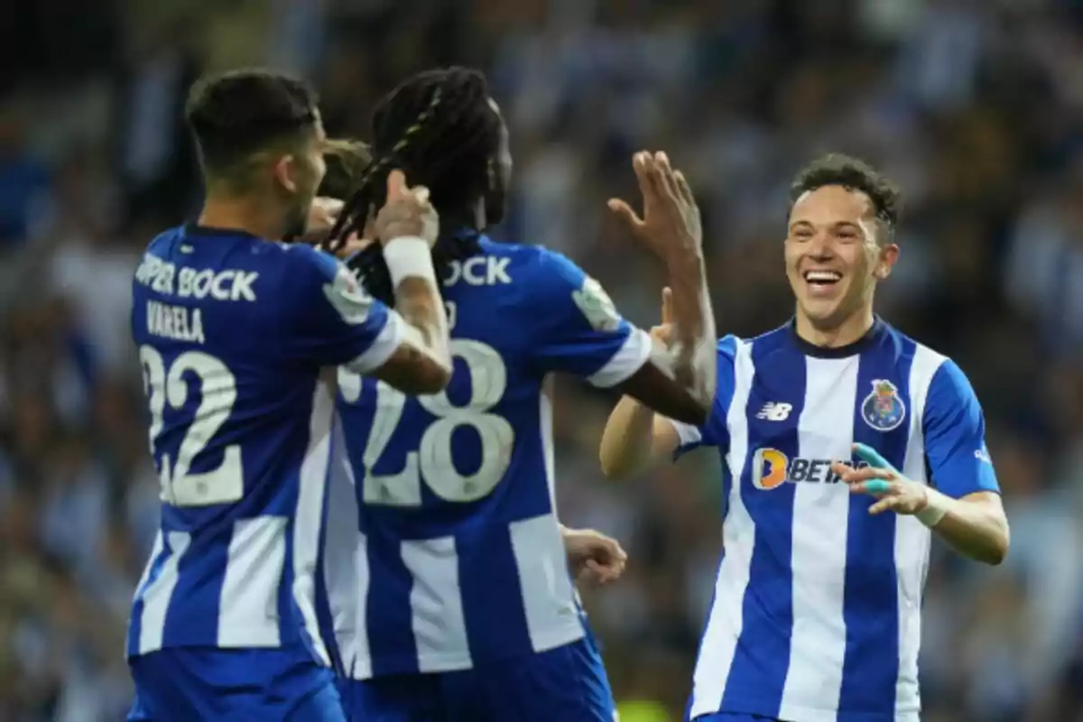 Pepe, Varela y Romário celebrando un gol con la camiseta blanquiazul del Porto