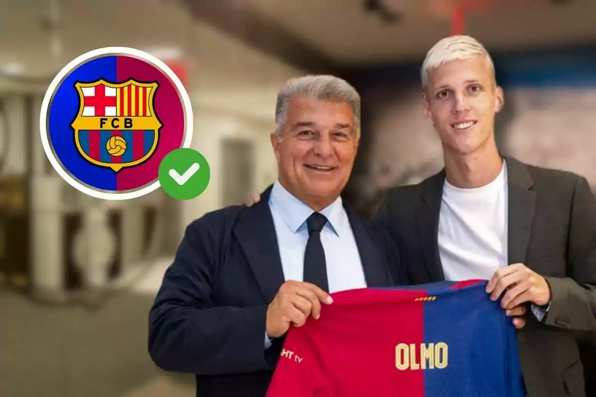 Dos personas posan con una camiseta del FC Barcelona que tiene el nombre "Olmo" mientras sonríen a la cámara, con el logo del club y un símbolo de verificación verde al lado.