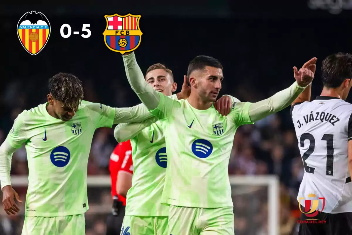 Jugadores de fútbol celebrando un gol en un partido entre Valencia y Barcelona, con el marcador mostrando 0-5 a favor de Barcelona.