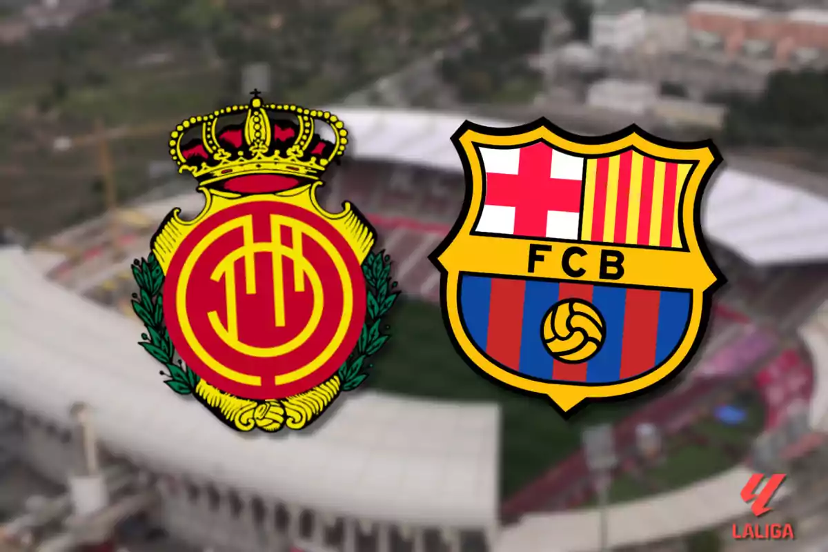 Escudos de los equipos de fútbol RCD Mallorca y FC Barcelona sobre un fondo de estadio desenfocado con el logo de LaLiga en la esquina.