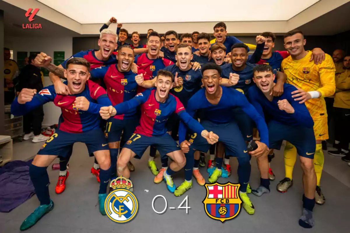 Un grupo de jugadores de fútbol del FC Barcelona celebra con entusiasmo en el vestuario después de una victoria, con el marcador final mostrando 0-4 contra el Real Madrid.