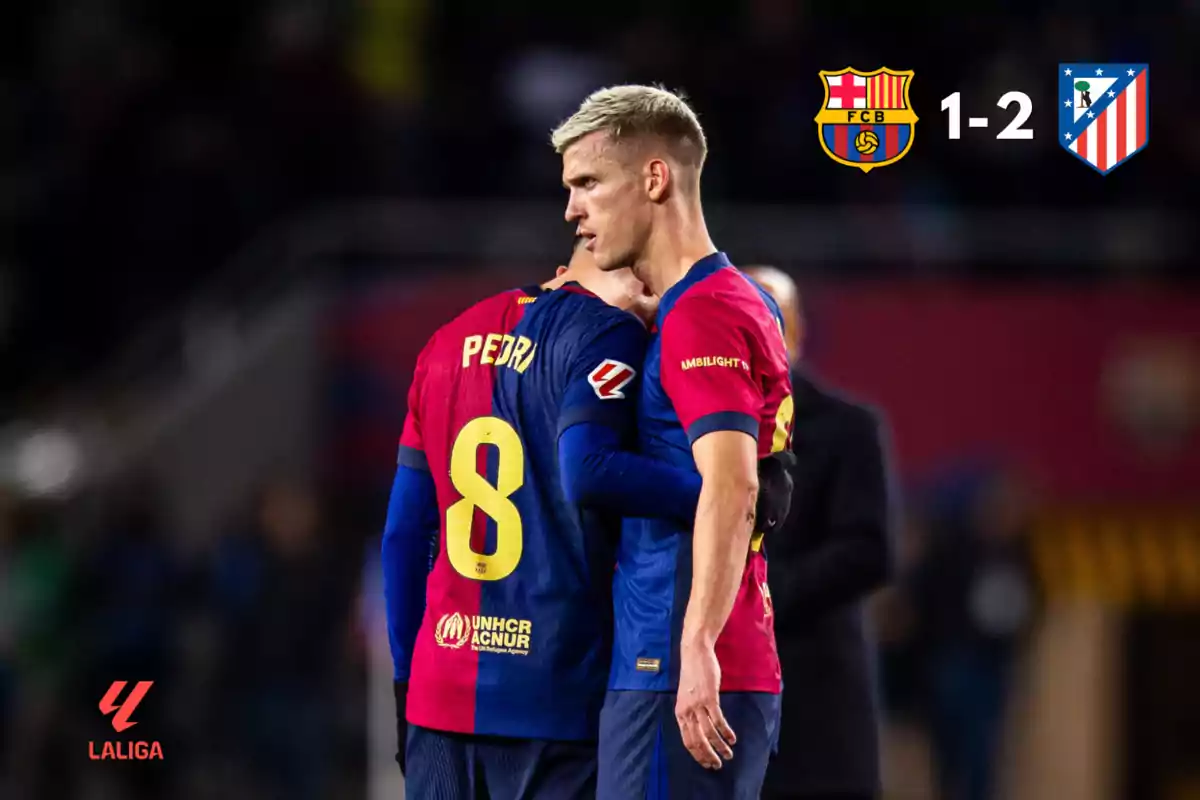 Dos jugadores del Barcelona se abrazan en el campo después de un partido contra el Atlético de Madrid, con el marcador final de 1-2 a favor del Atlético.