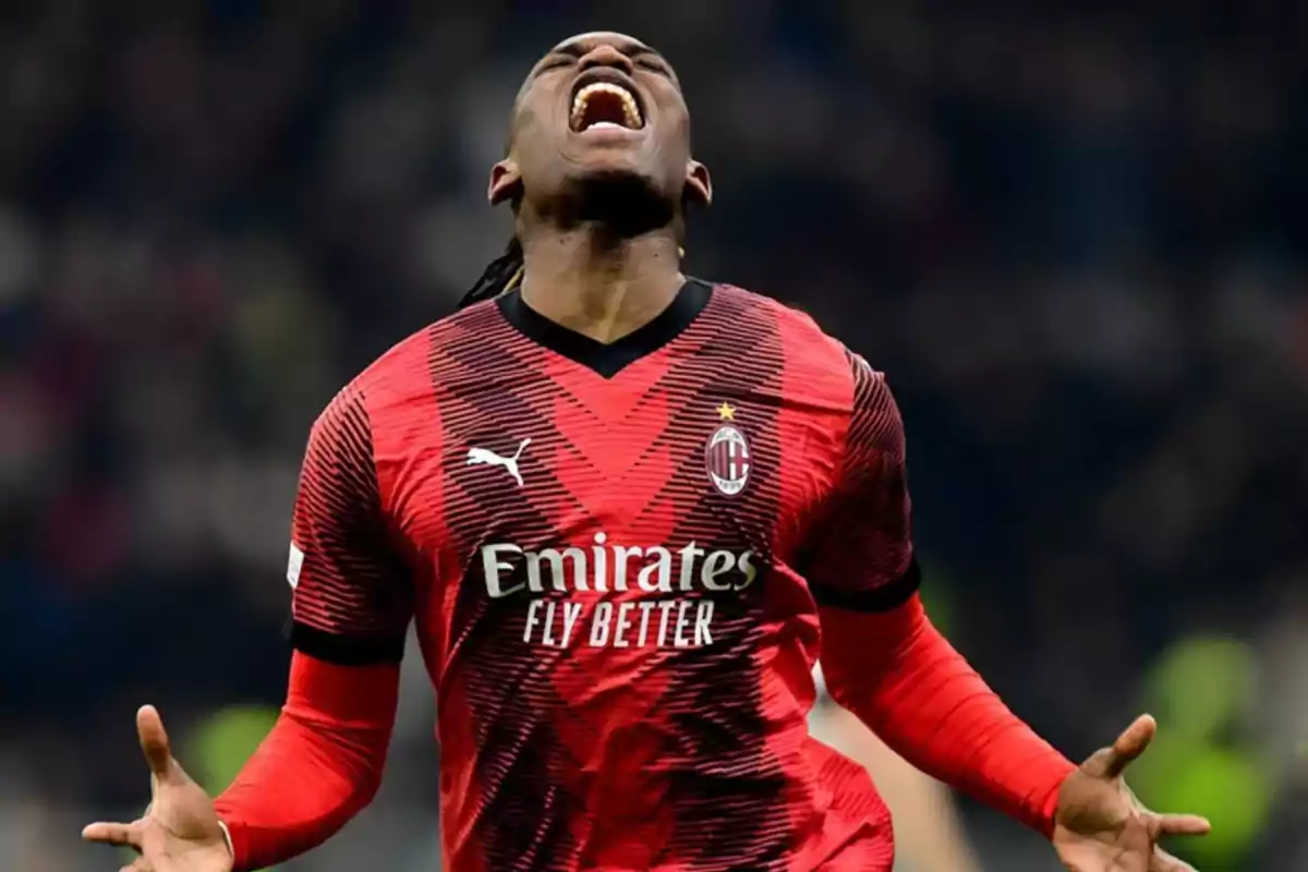 Rafael Leao con la camiseta del AC Milan celebrando en el campo