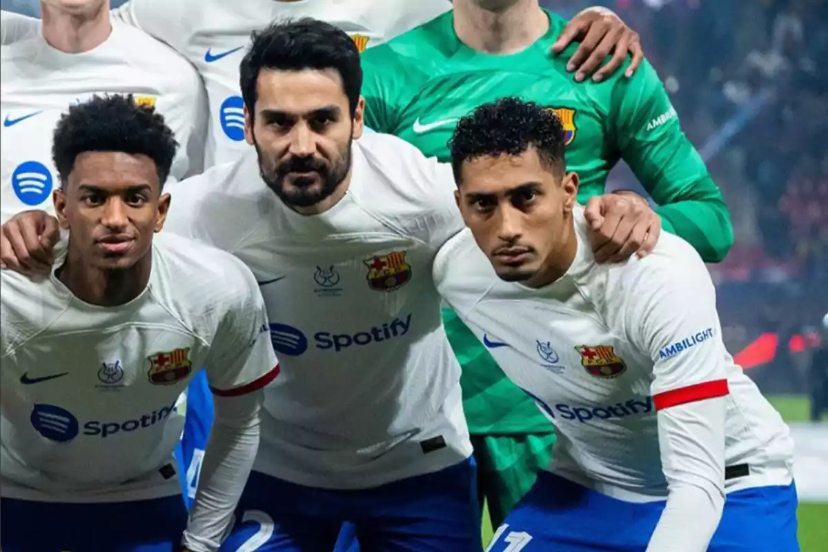 Los jugadores del Barça Raphinha, Gündogan y Balde posando para la foto pre partido