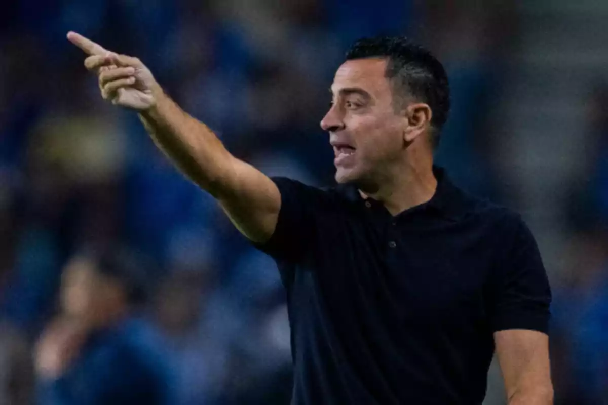 Xavi, entrenador del Barça, dirigiendo un partido