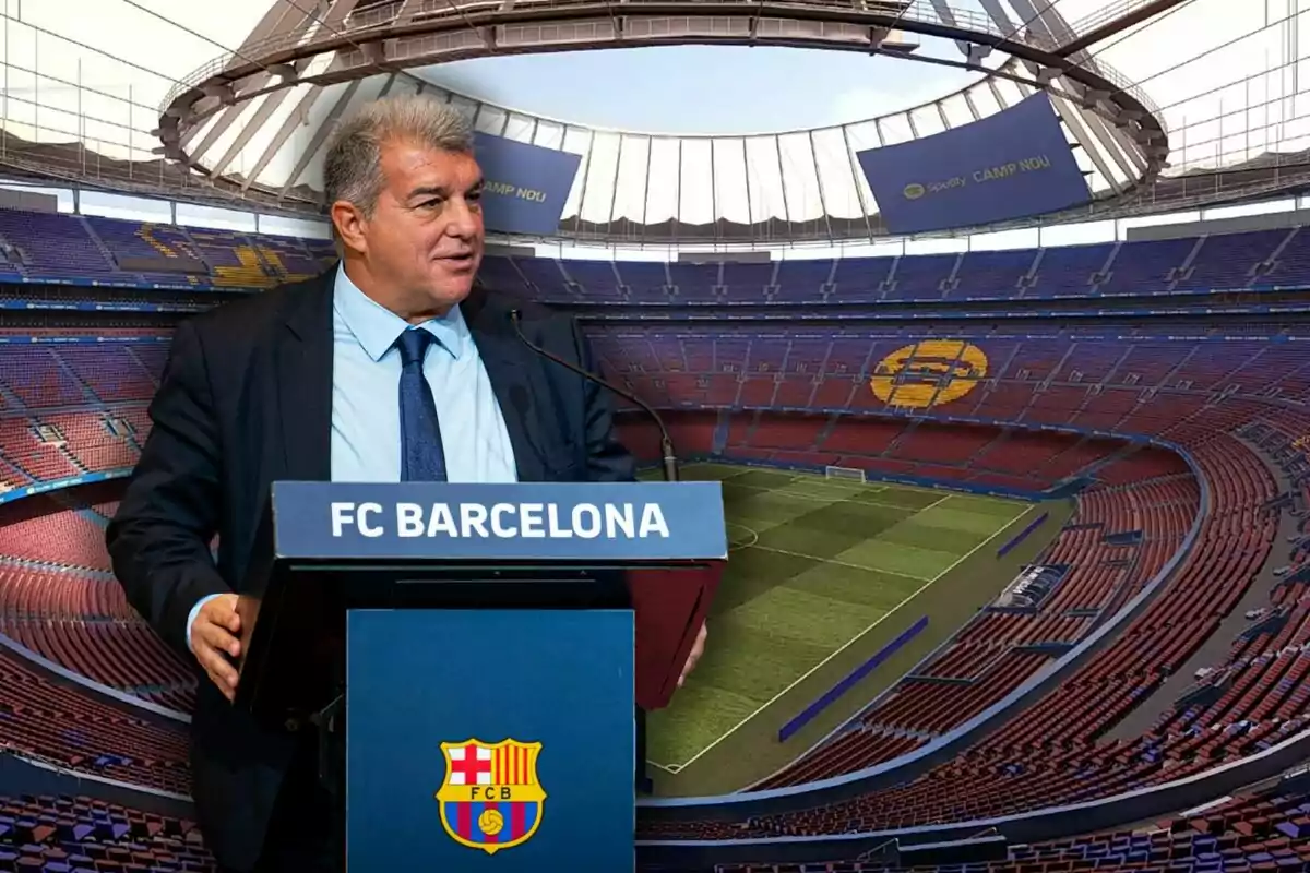 Un hombre en traje da un discurso en un podio con el logo del FC Barcelona, con el estadio Camp Nou de fondo.