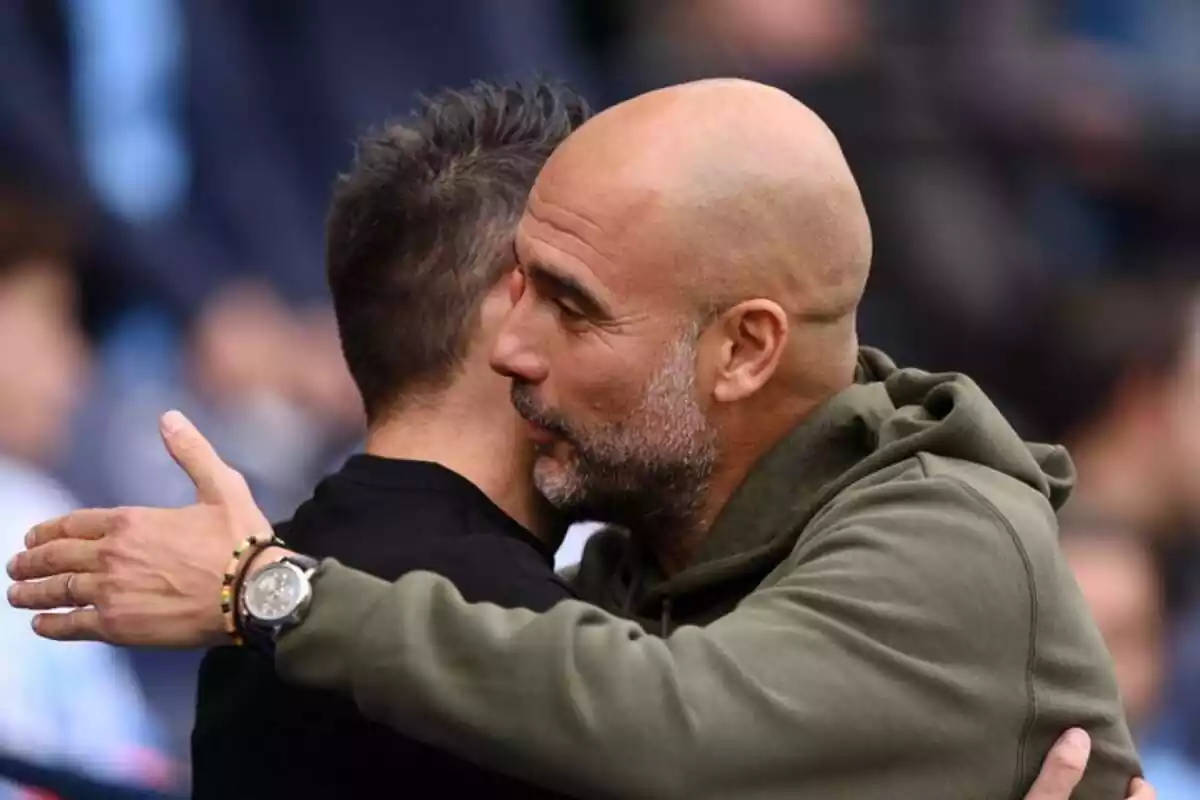Roberto De Zerbi y Pep Guardiola abrazándose tras un partido.