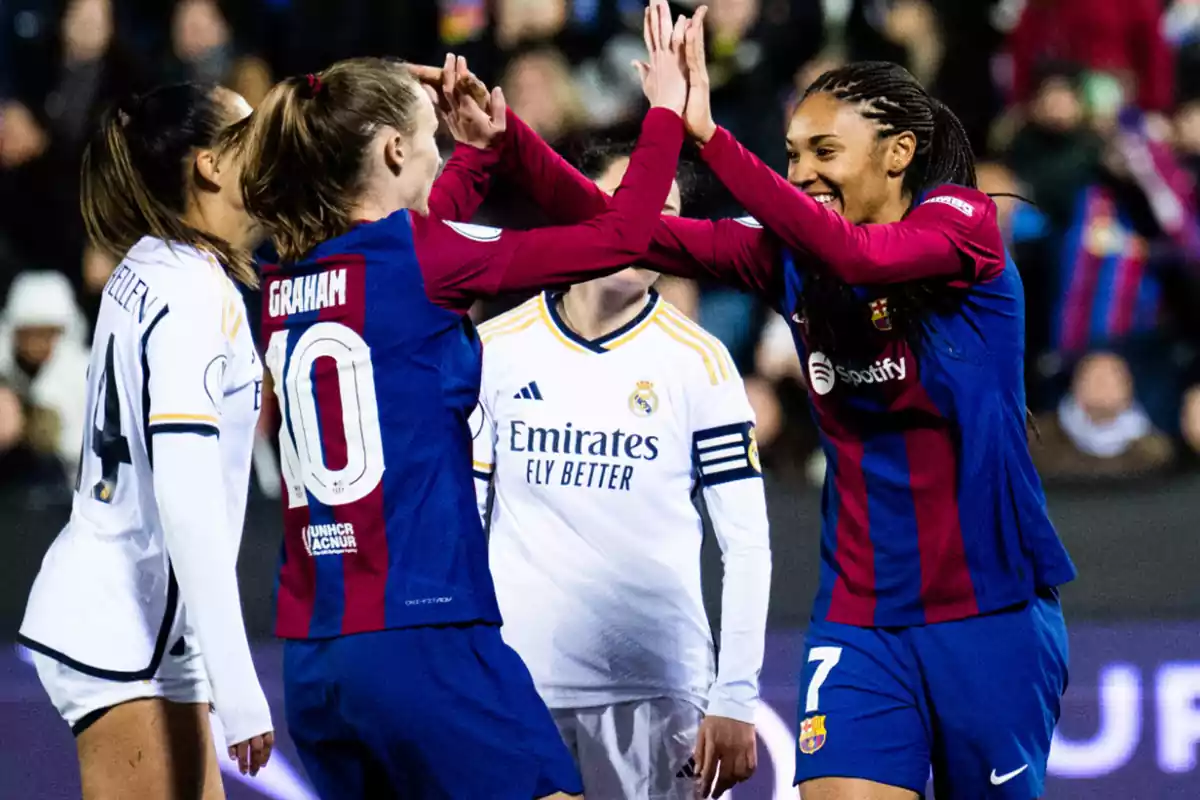 Las jugadoras del Barça Salma Paralluelo y Caroline Graham celebrando juntas un gol ante el Real Madrid, chocándose las dos manos