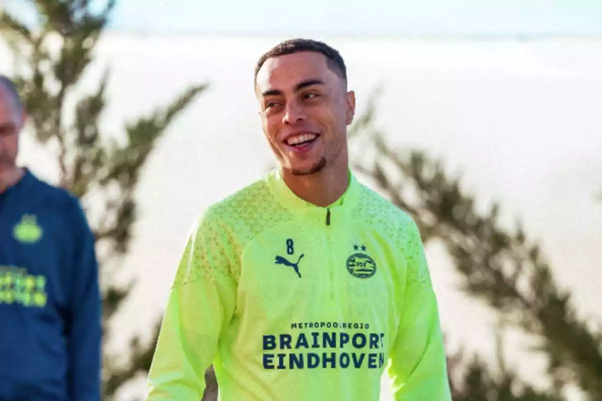 Sergiño Dest, en su primer entrenamiento con el PSV y una sonrisa mirando al horizonte