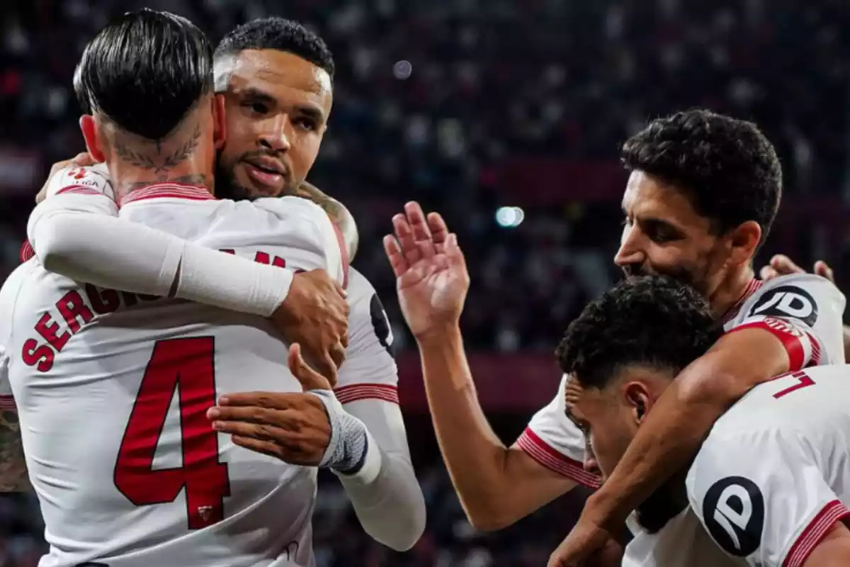 Los jugadores del Sevilla celebrando un gol