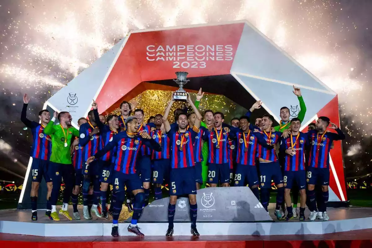 El FC Barcelona, levantando el trofeo de Supercopa de 2023 tras superar al Real Madrid con Busquets a la cabeza