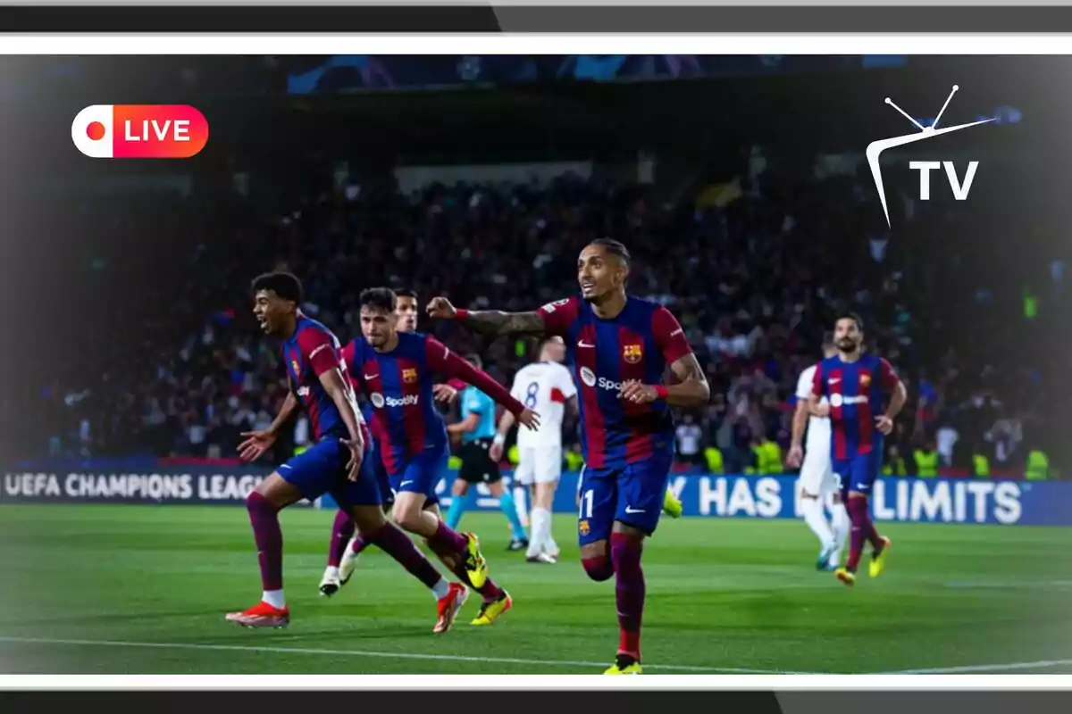 Jugadores de fútbol celebrando un gol durante un partido, con una transmisión en vivo en la televisión.