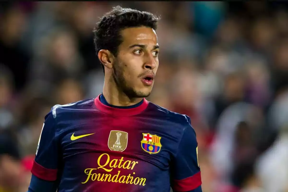 Jugador de fútbol con la camiseta del FC Barcelona en un partido.