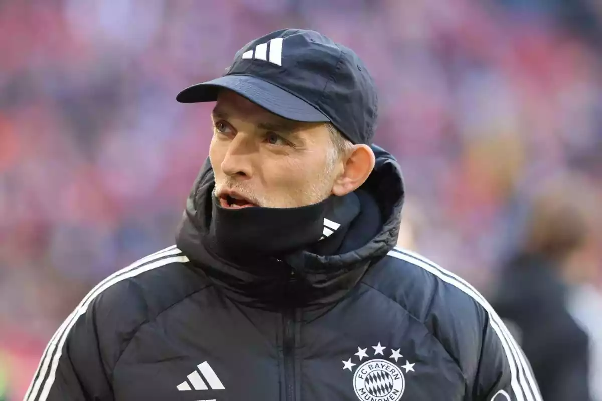 Thomas Tuchel, vestido con la indumentaria negra de entrenador del Bayern Munich y Adidas