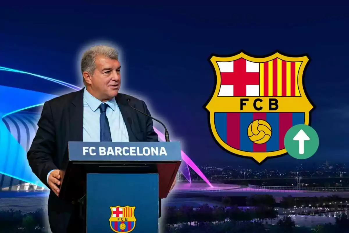 Hombre de traje dando un discurso en un podio del FC Barcelona con el logo del club al fondo.