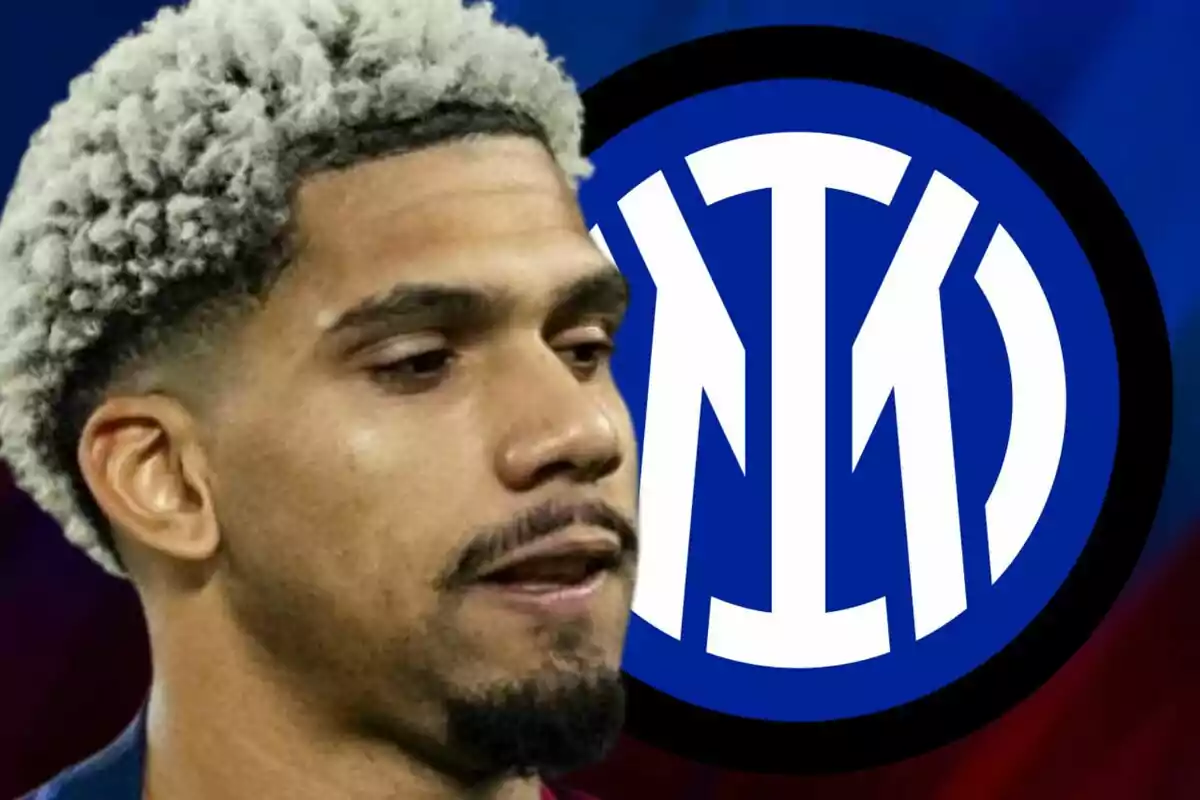Un hombre con cabello rizado y teñido de rubio frente a un logo circular azul y negro con letras blancas.