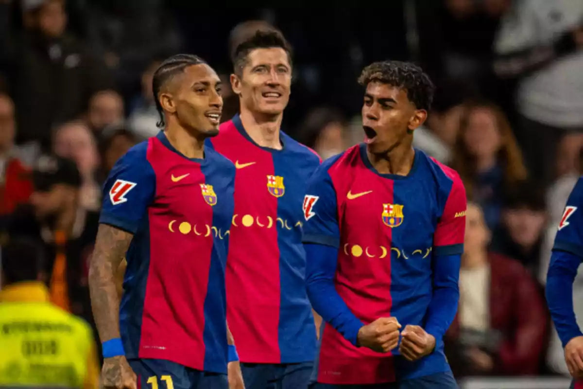 Jugadores de fútbol del FC Barcelona celebrando en el campo con expresiones de alegría y emoción.