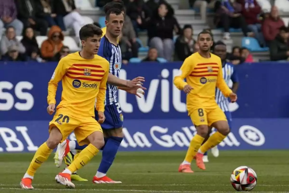 Unai Hernández, vestido con la camiseta amarilla y roja del FC Barcelona, en un partido de Primera Federación