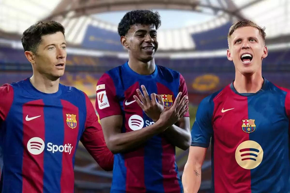 Tres jugadores del FC Barcelona con el uniforme del equipo posan en un estadio.