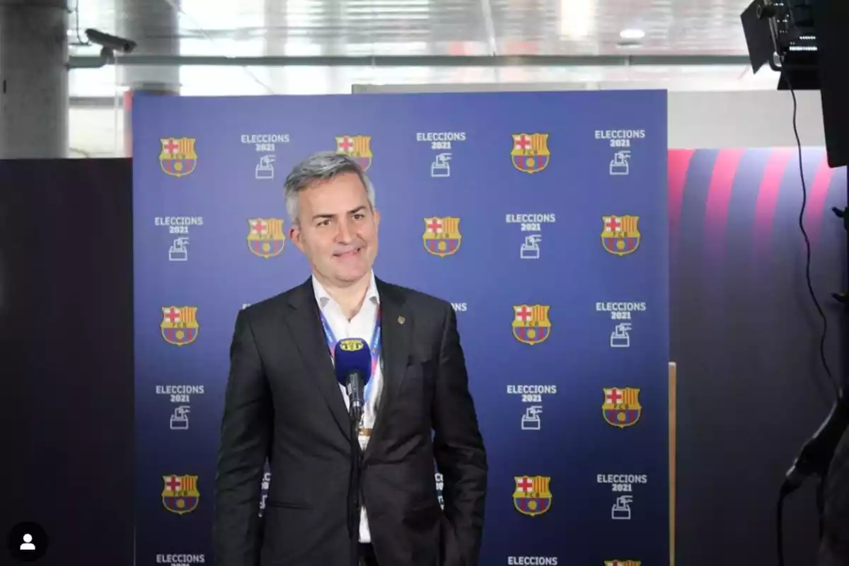 El empresario catalán Víctor Font hablando en un micrófono con el escudo del Barça