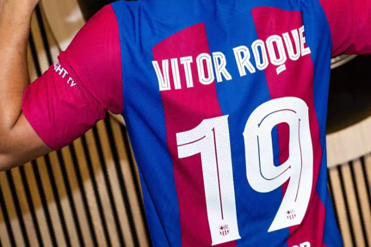 Vitor Roque con el '19' en la espalda