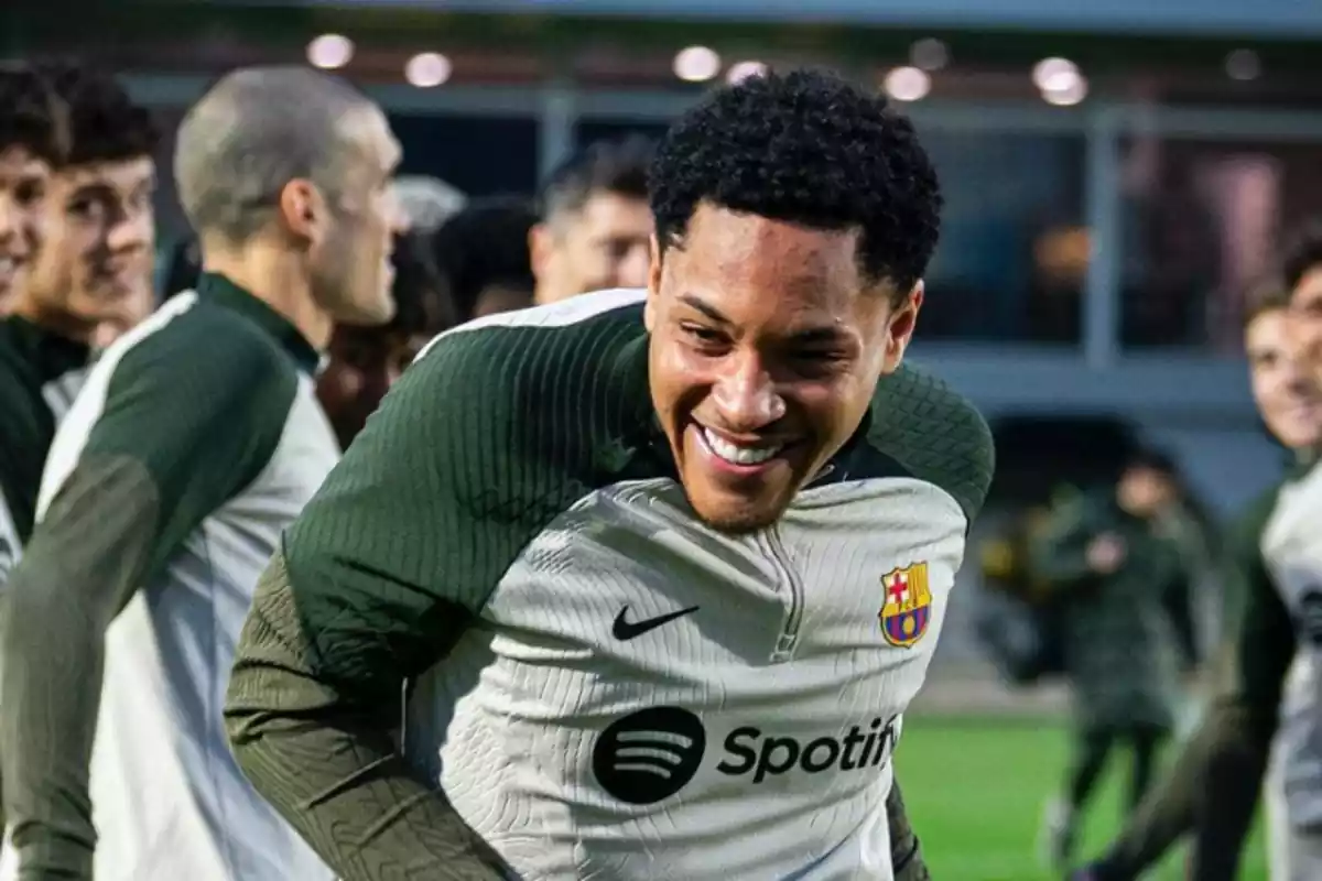 Un hombre brasileño sonriendo con la camiseta de entrenamiento del Barça