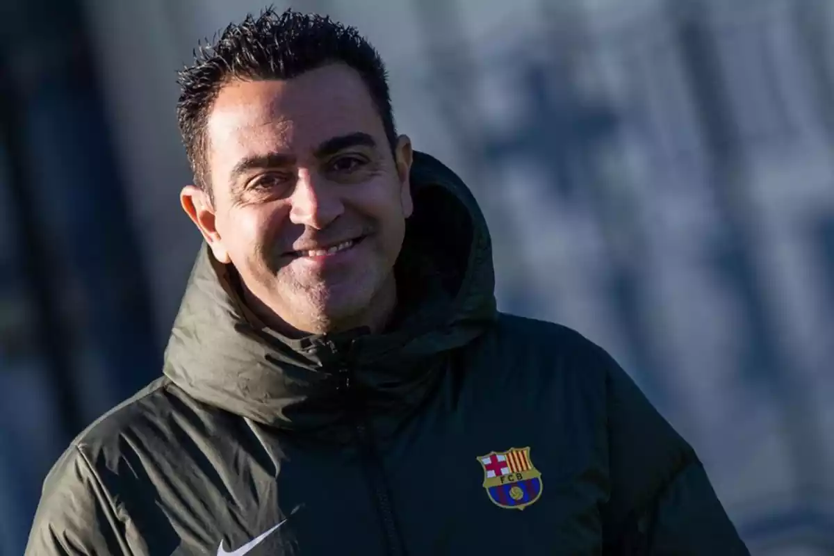 El entrenador del Barça Xavi Hernández sonriendo