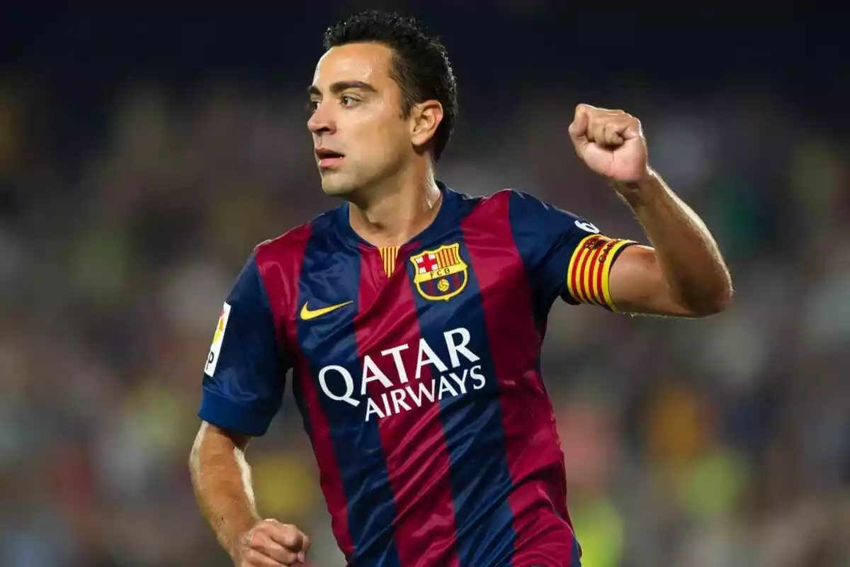 Xavi, celebrating with the FC Barcelona shirt and captain's ribbon, with the Barça shirt and the sponsor Qatar Airways Xavi, celebrating with the FC Barcelona shirt and captain's ribbon, with the Barça shirt and the sponsor Qatar Airways
