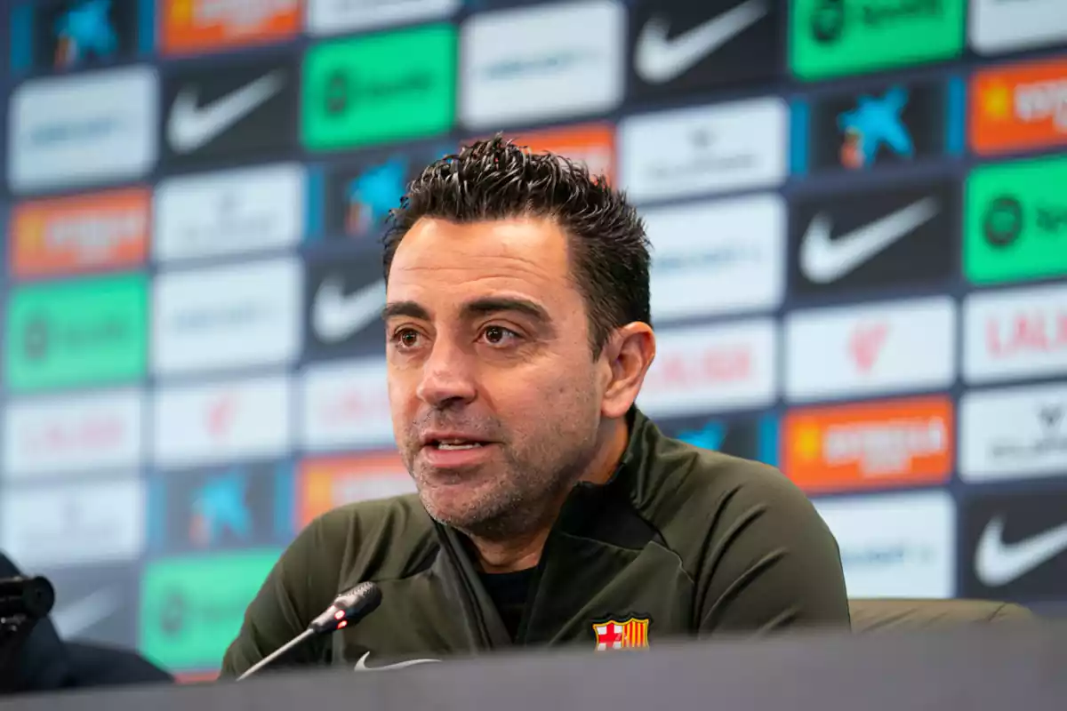 El entrenador del Barça Xavi Hernández en rueda de prensa, con una ligera sonrisa