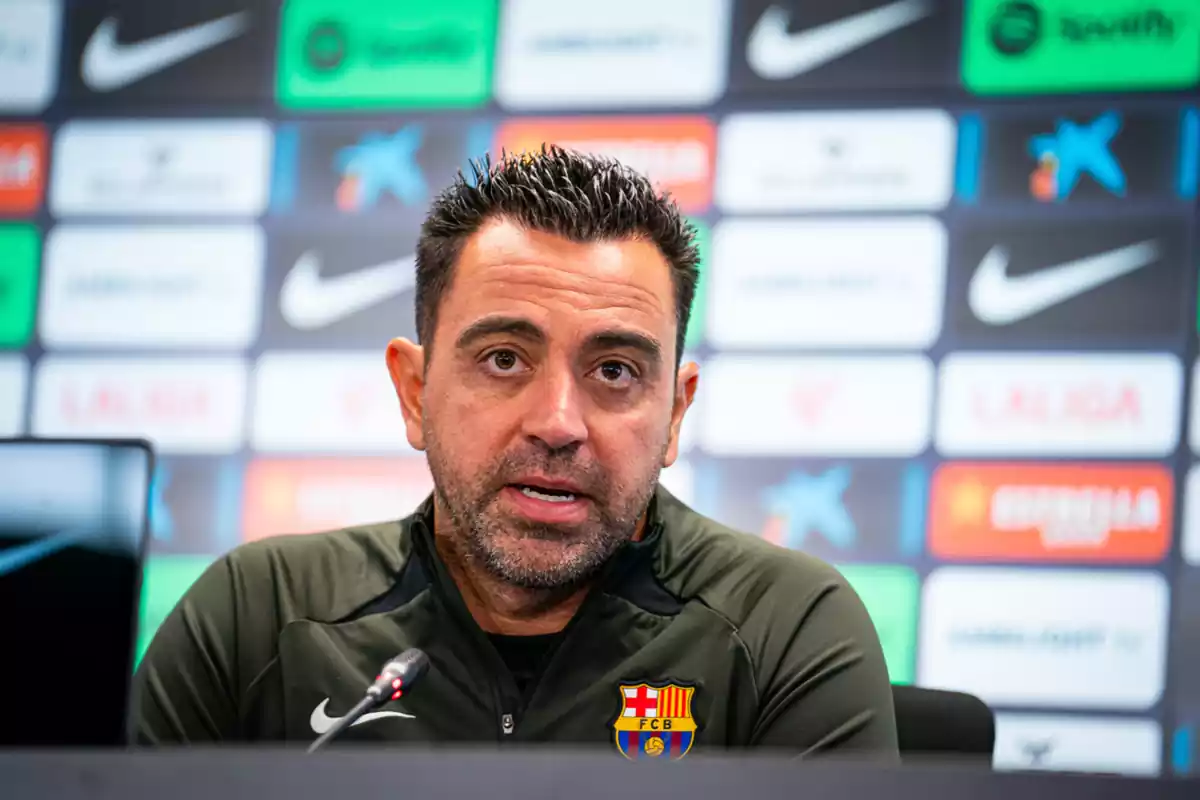 El entrenador del Barça Xavi Hernández hablando en un micrófono
