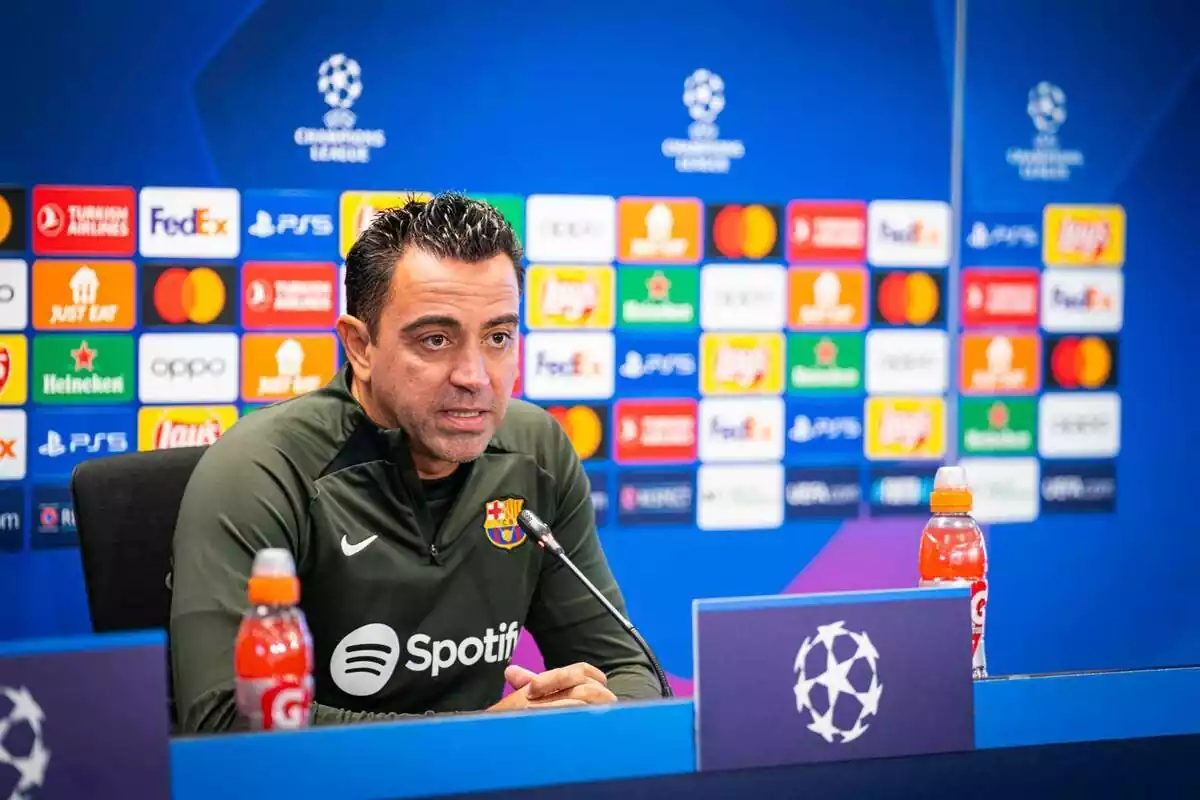 Xavi Hernández, en rueda de prensa con la indumentaria deportiva gris del FC Barcelona en el marco de la Champions League