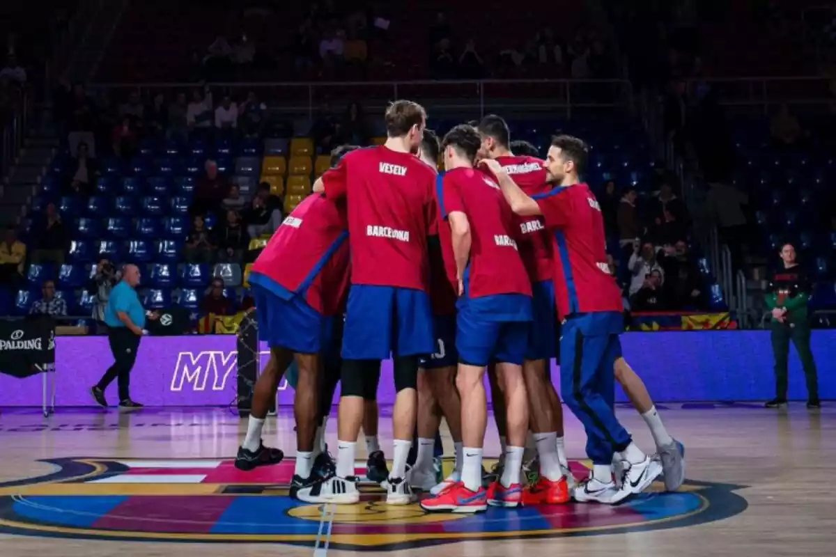 Jugadores del Barça Basket haciendo el grito de guerra en medio del pabellón del F.C. Barcelona