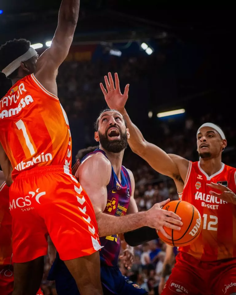 El Valencia supera a un Barça intenso y revierte el factor cancha (80-88)