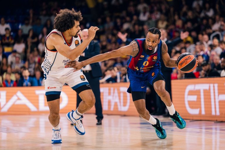 El Barça celebra el seu centenari amb una difícil victòria